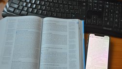 Mit der Bibel arbeiten – im klassischen Buchformat oder einer komfortablen Smartphone-Anwendung. Die Deutsche Bibelgesellschaft hat inzwischen auch eine breite digitale Angebotspalette.