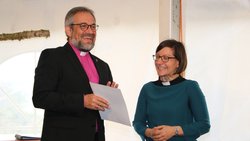 Bischof Harald Rückert ordinierte Kathrin Posdzich zur Pastorin der Evangelisch-methodistischen Kirche. Hier bei der Überreichung der Ordinationsurkunde.