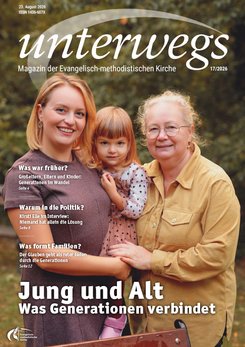 Drei Personen stehen eng beieinander und lächeln in die Kamera. Die erwachsenen Frauen tragen helle Oberteile, das Kind einen braunen Pullover. Im Hintergrund sind Bäume und Grün zu sehen. Oben befindet sich der Schriftzug 'unterwegs Magazin der Evangelisch-methodistischen Kirche 17/2026'. Unten stehen mehrere Textblöcke, darunter 'Jung und Alt Was Generationen verbindet'.