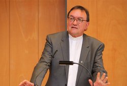 Die Frage nach Gott sei eine Kernfrage der Theologie, meint Prof. Dr. Martin Hein, Bischof der Evangelischen Kirche von Kurhessen-Waldeck.