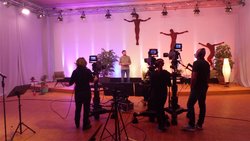 Der Set am BUJU-Übertragungsort in der Gemeinde der Evangelisch-methodistischen Kirche in Herrenberg. Im Bild Pastor David Schwarz bei der Predigt im abschließenden Gottesdienst.