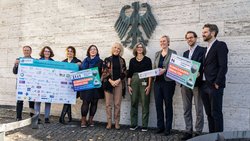 Jennifer Morgan (Mitte) und Dr. Heike Henn (rechts daneben) nehmen vor dem Auswärtigen Amt in Berlin die ökumenische Petition »Klimazusagen einhalten« entgegen.