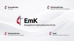 Das Logo der Evangelisch-methodistischen Kirche besteht aus zwei Elementen: einem Kreuz mit schmalen Längs- und Querbalken sowie links daneben zwei Flammen, die übereinander angeordnet sind. Rechts neben dem Logo kann Text wie der Kirchenname stehen.
