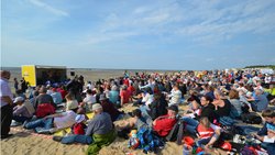 Besucher beim Staunen-Festival 2018 am Strand bei Cuxhaven. Für dieses Jahr ist ein eintägiges Festival am 28. Mai in Wremen bei Bremerhaven geplant. Damit soll die Zeit bis zum mehrtägigen Festival 2023 überbrückt werden.