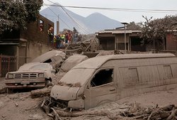 Diese Szene aus einem Ort unterhalb des Feuervulkans in Guatemala lässt die massiven Schäden und die weitreichenden Folgen für die Menschen erahnen.