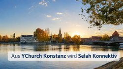 Herbstlicher Blick übers Wasser: links ein schlossähnliches Gebäude, rechts eine Brücke und dahinter ein Turm, in der Mitte Bäume und dahinter ein Kirchturm. Der Himmel ist fast wolkenlos. Schriftzug: »Aus YChurch wird Selah Konnektiv«.