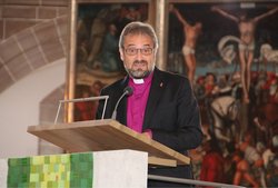Christen sind »unerschütterlich hoffnungsvoll« – Bischof Harald Rückert bei seiner Predigt vor dem Flügelaltar