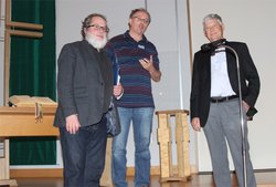 Die Vortragsredner Prof. Dr. Wolfgang Schoberth (links) und Prof. em. Dr. Josef Honerkamp (rechts) zusammen mit Dr. Klaus Bratengeier