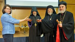 Einen schriftlichen Appell, die Lage der Christen im Nahen Osten ernst zu nehmen, übergeben Erzbischof Philoxenus Mattias Nayis, Metropolit Isaak Barakat und Bischof Serovpé Isakhanyan (v.r.n.l.) an Dr. Maria Flachsbarth (li.)