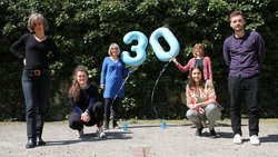 Das dreißigjährige Bestehenwird gefeiert! Im Bild das Team Freiwilligendienste des Kinder- und Jugendwerks Ost der Evangelisch-methodistischen Kirche.