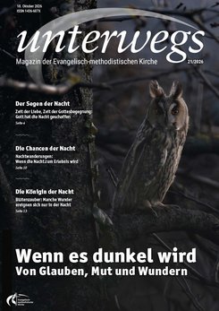 Eule sitzt auf einem Ast vor dunklem, nächtlichem Hintergrund mit Texten zum Thema Nacht und Glauben auf dem Cover des Magazins "unterwegs" der Evangelisch-methodistischen Kirche.