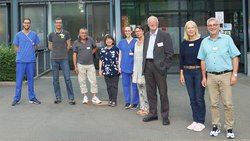 Das Team der ehrenamtlichen Seelsorger vor der Notaufnahme des Krankenhauses Martha-Maria in Nürnberg zusammen mit den beiden Initiatoren des neuen Krankenhausprojekts.