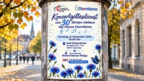 An einer Litfaßsäule hängt das Jubiläumsplakat des Chores »Chornblume«. Blaue Kornblumen und ein Schmetterling schmücken die Einladung zum Konzertgottesdienst am 8. November 2026 in Chemnitz.