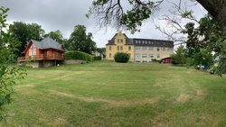 Das »Backhaus«, im Bild links, ist das geistliche Zentrum der Begegnungs- und Bildungsstätte Schwarzenshof. Dort hat die Konferenzleitung während der digital stattfindenden Ostdeutschen Jährlichen Konferenz ihren Platz.