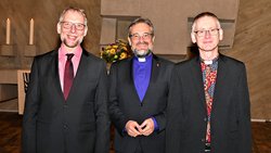 Bischof Harald Rückert (Mitte) führte Olav Schmidt (rechts) als Nachfolger von Frank Aichele in seine neues Amt als Missionssekretär und Leiter der EmK-Weltmission ein.