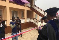 Ein kleiner Schnitt für einen großen Schritt: Start der EmK-Universität in Sierra Leone mit Eröffnung der »Bishop Wenner School of Theology«.