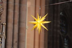 Der »Herrnhuter Stern« ist eine der klassischen Weihnachtsdekorationen. Hier in der Marburger Elisabethkirche.