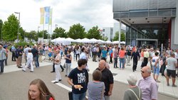 Noch einmal heißt es geduldig sein, bis es wieder solche Konferenzbegegnungen geben kann. Das Bild zeigt die Ankunft von Besuchern am Konferenzsonntag des Jahres 2018. Noch ein weiteres Jahr wird es dauern. 