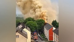 Die Rauchsäule über drei Häusern in Velbert lässt erahnen, wie dramatisch die Situation für die betroffenen Menschen gewesen sein muss.