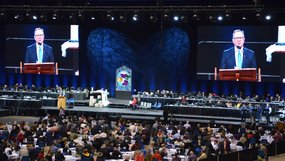 Die Generalkonferenz 2024 findet in Charlotte, im US-Bundesstaat North Carolina statt. Im Bild eine Plenumsveranstaltung der außerordentlichen Generalkonferenz von 2019 in St. Louis, US-Bundesstaat Missouri. 
