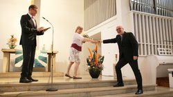 Pastor Stefan Reinhardt erhält von seiner Vorgängerin, Pastorin Dagmar Köhring, den Staffelstab für die Leitung der Privatradioagentur »radio m« der Evangelisch-methodistischen Kirche. 