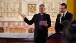 Bischof Stefan Zürcher mit Übersetzer bei einer Veranstaltung der Jährlichen Konferenz Ungarn der Evangelisch-methodistischen Kirche in Szeged.