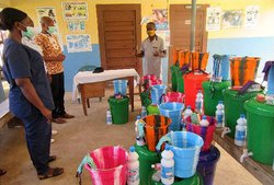 Im Gesundheitszentrum der Evangelisch-methodistischen Kirche Jaiama im westafrikanischen Sierra Leone wird das Personal im Umgang mit Corona-Infizierten geschult.