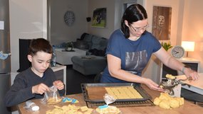 Der achtjährige Elias hatte eine Idee: Kekse backen, um Kindern in der Ukraine zu helfen. Hier ist er zusammen mit seiner Mutter, Tina Albrecht, in Aktion. Schlussendlich wurden 7.000 Kekse gebacken und gegen eine Spende abgegeben.