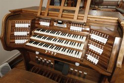 Die »Jehmlich-Orgel« in der Erlöserkirche der Plauener EmK-Gemeinde wird zusammen mit dem Kirchenbau als »besonders erhaltenswertes Ensemble der Nachkriegsarchitektur« eingestuft.