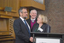 Bischöfin Rosemarie Wenner gratuliert ihrem Nachfolger, Harald Rückert, zu seiner Wahl zum Bischof für die EmK in Deutschland.