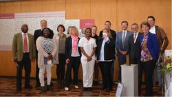 Mitglieder der Jury des »Nürnberger Preises für diskriminierungsfreie Unternehmenskultur« sowie Gewinner des Martha-Maria-Fotowettbewerbs mit Oberbürgermeister Marcus König (vierter von rechts). 