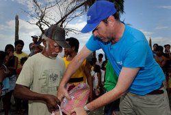 Marino Jansen, Koordinator der Diakonie Katastrophenhilfe von der Partnerorganisation CDRS, bei einer Verteilaktion nach dem schweren Taifun Haiyan im November 2013.