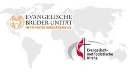 Die Logos der beiden Kirchen. Die Evangelische Brüder-Unität mit dem Gotteslamm, das seit ältester Zeit im Christentum für Jesus Christus steht. Das Logo der Evangelisch-methodistischen Kirche ist stark von den beiden roten Flammen geprägt.