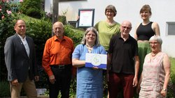 Mit Urkunde und Schild für umweltgerechtes Handeln ausgezeichnet: die EmK-Gemeinde Leingarten. 