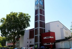 Die Karlsruher Erlöserkirche der EmK: Ansicht von der Straße mit Kirchturm und Kirchengebäude