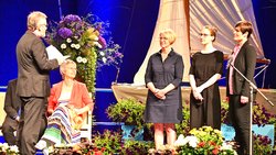 Bischof Harald Rückert verpflichtet die Ordinandinnen für das Amt als Pastorinnen der Evangelisch-methodistischen Kirche (von rechts): Denise Courbain, Janina Schmückle, Raphaela Swadosch.