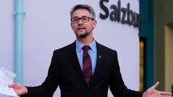 Stefan Schröckenfuchs, Superintendent der EmK für Österreich, eröffnet neue Gemeinderäume der Salzburger EmK-Gemeinde.