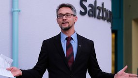 Stefan Schröckenfuchs, Superintendent der EmK für Österreich, eröffnet neue Gemeinderäume der Salzburger EmK-Gemeinde.