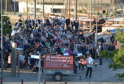 Zum Auftakt »nach draußen«. Die EmK-Bremerhaven feiert die Eröffnung der Norddeutschen Jährlichen Konferenz wie einige der eigenen Gottesdienste: open air.