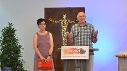Konferenz unter dem segnenden Christus: Pastor Alfred Schwarzwälder und Laienmitglied Dorothee Kienzle begrüßen die Konferenzmitglieder »in« Herrenberg. 