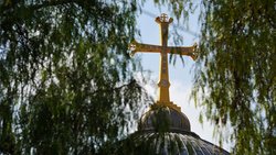 Das Kreuz auf einem Gebäude signalisiert den Versammlungsort von Christen. Hier das Kuppelkreuz der Grabeskirche in Jerusalem. Aber die Christenheit im Nahen Osten, besonders in Nordsyrien und im Nordirak, ist unter Druck. 