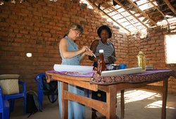 Mit einfachen Mitteln lassen sich Honig, Kerzen und Salben herstellen. Die EmK-Weltmission hilft im Süden Malawis mit einem Bienen-Projekt.