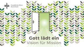 Das in Grüntönen gestaltete Titelbild zeigt das Motiv der Allianzgebetswoche 2024. Unter einer mittig angeordneten, weit geöffneten Tür steht das Motto »Gott lädt ein«, sowie der englische Untertitel, der auf Deutsch »Vision für Mission« lautet. 