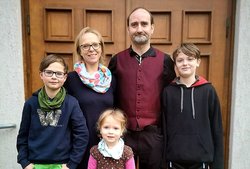 Familie Buchold – die Eltern Annekathrin und Matthias mit ihren Kindern Albert, Vincent und Stella.