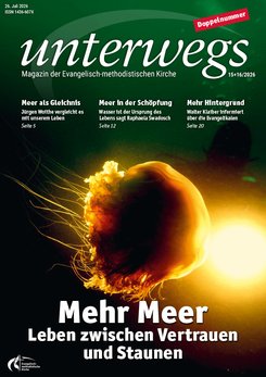 Im Vordergrund ist eine leuchtend gelbe Qualle zu sehen, die von dunklem Wasser umgeben ist. Der Hintergrund ist tiefblau bis schwarz und erzeugt einen starken Kontrast zur Qualle. Oben steht der Titel 'unterwegs' in großer, grüner Schrift, darunter folgen weitere Informationen zum Magazin und zur Ausgabe. Im unteren Bereich befindet sich der weiße Schriftzug 'Mehr Meer Leben zwischen Vertrauen und Staunen'.