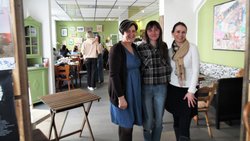 Im »Café Ukraine«: Die Pädagogin Gillian Sloan, Maria aus der Ukraine und die Mitarbeiterin Cathleen Nobach (von links).