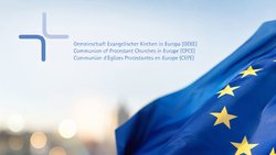 Links oben das Logo der GEKE: Ein Kreuz bestehend aus zwei rechten Winkeln mit abgerundeten Ecken. Dicht dabei der Name in Deutsch, Englisch und Französisch: »Gemeinschaft Evangelischer Kirchen in Europa (GEKE)«. Rechts ein Teil der EU-Flagge.