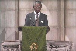Nelson Mandela im Juni 1990 wenige Monate nach seiner Freilassung bei einer vielbeachteten Predigt in den USA in der Riverside Church in New York.