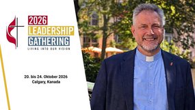 Links das Logo der Veranstaltung mit dem Text »2026 Leadership Gathering, Living into our Vision« sowie der Angabe von Zeit und Ort. Rechts: Bischof Werner Philipp lächelt in hellblauem Kollarhemd und Jackett mit Bischofsnadel im Revers in die Kamera.