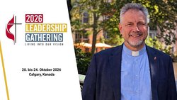 Links das Logo der Veranstaltung mit dem Text »2026 Leadership Gathering, Living into our Vision« sowie der Angabe von Zeit und Ort. Rechts: Bischof Werner Philipp lächelt in hellblauem Kollarhemd und Jackett mit Bischofsnadel im Revers in die Kamera.